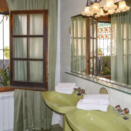Three-bedroom Holiday In بيت للعطل